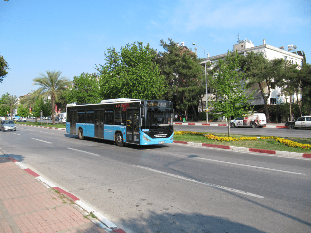 Автобус на бульваре Ататюрка в Гюрсу