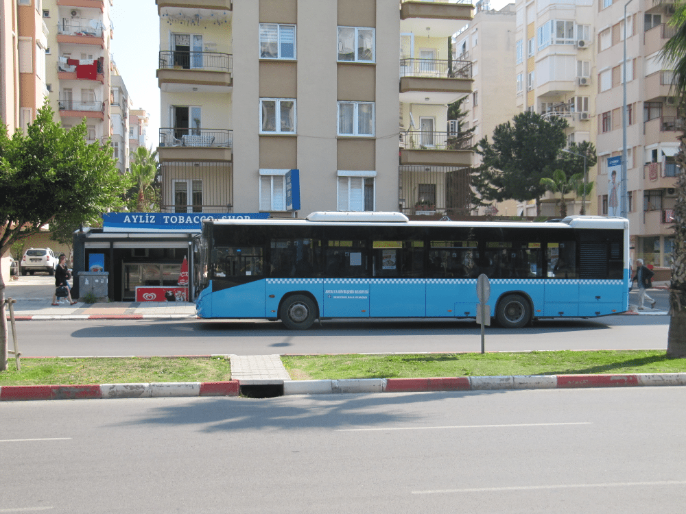 Автобус на бульваре Гази Мустафа Кемаль 