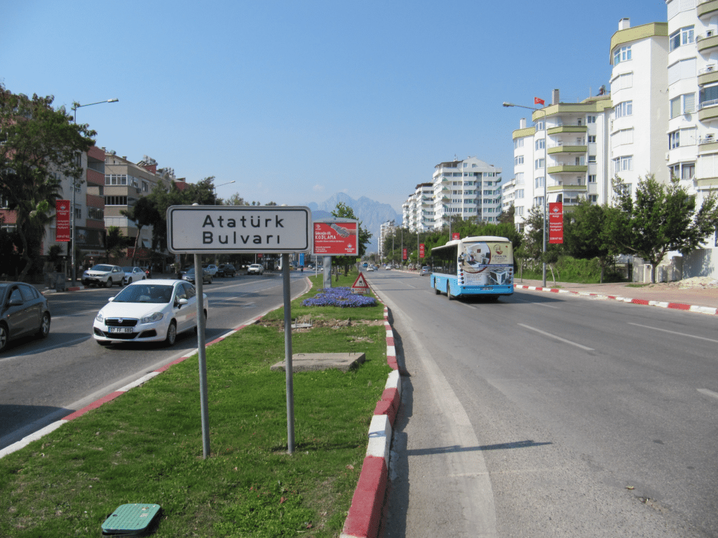 Бульвар Ататюрка ведёт в Лиман и далее в Кемер