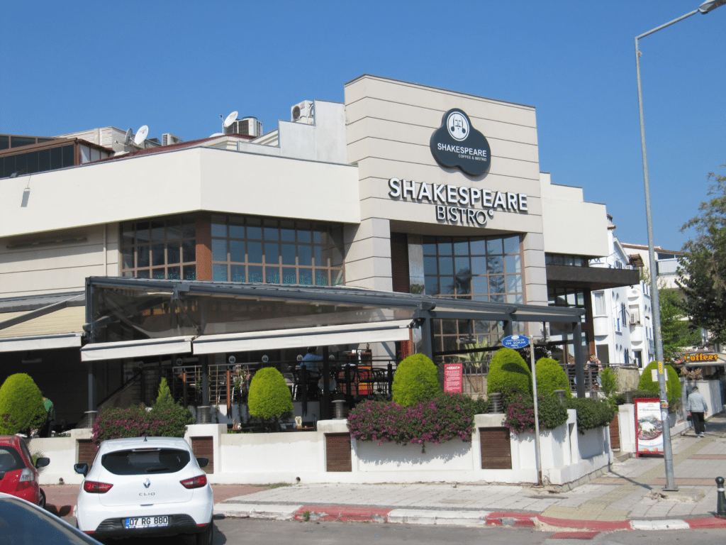 Кафе Шекспир в Гюрсу возле моря 