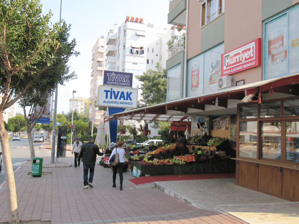 Магазин Тивак на бульваре Гази Мустафа Кемаль 