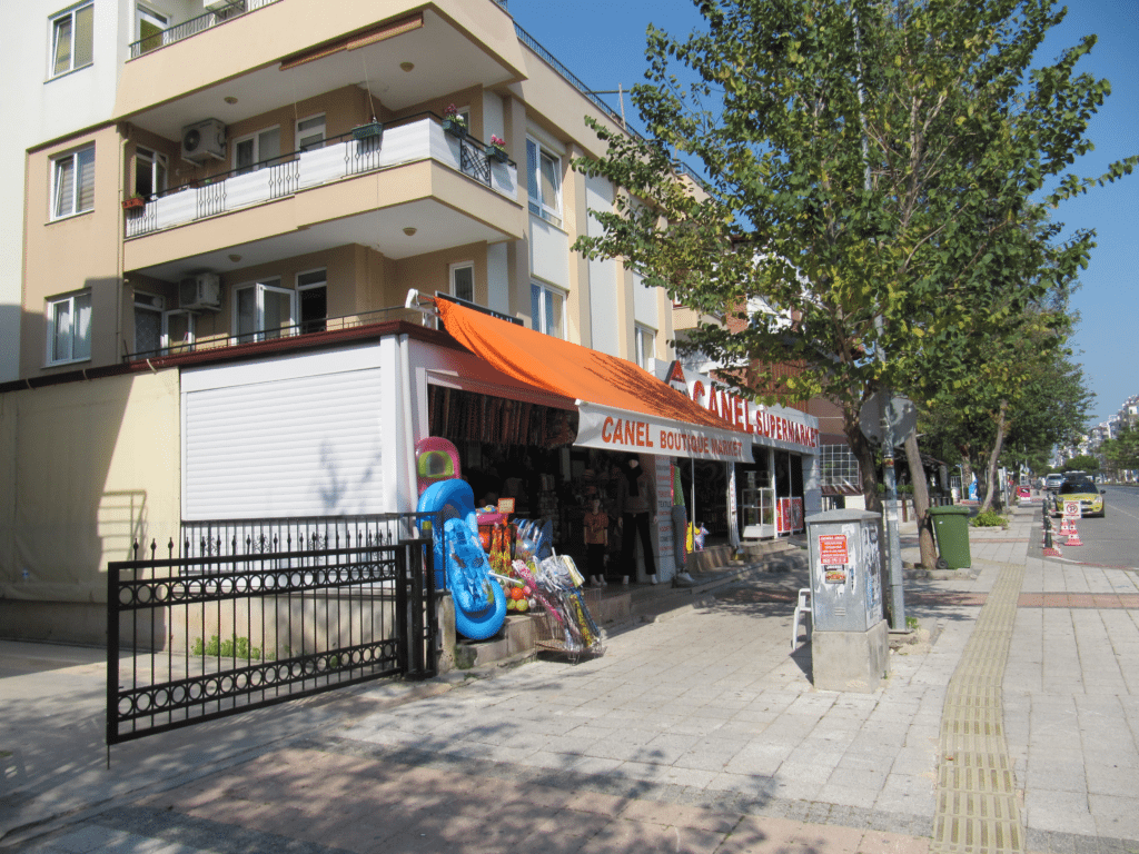 Небольшой супермаркет и пляжные товары на бульваре Гази Мустафа Кемаль