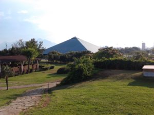 Стеклянная пирамида в парке Ататюрка Анталья