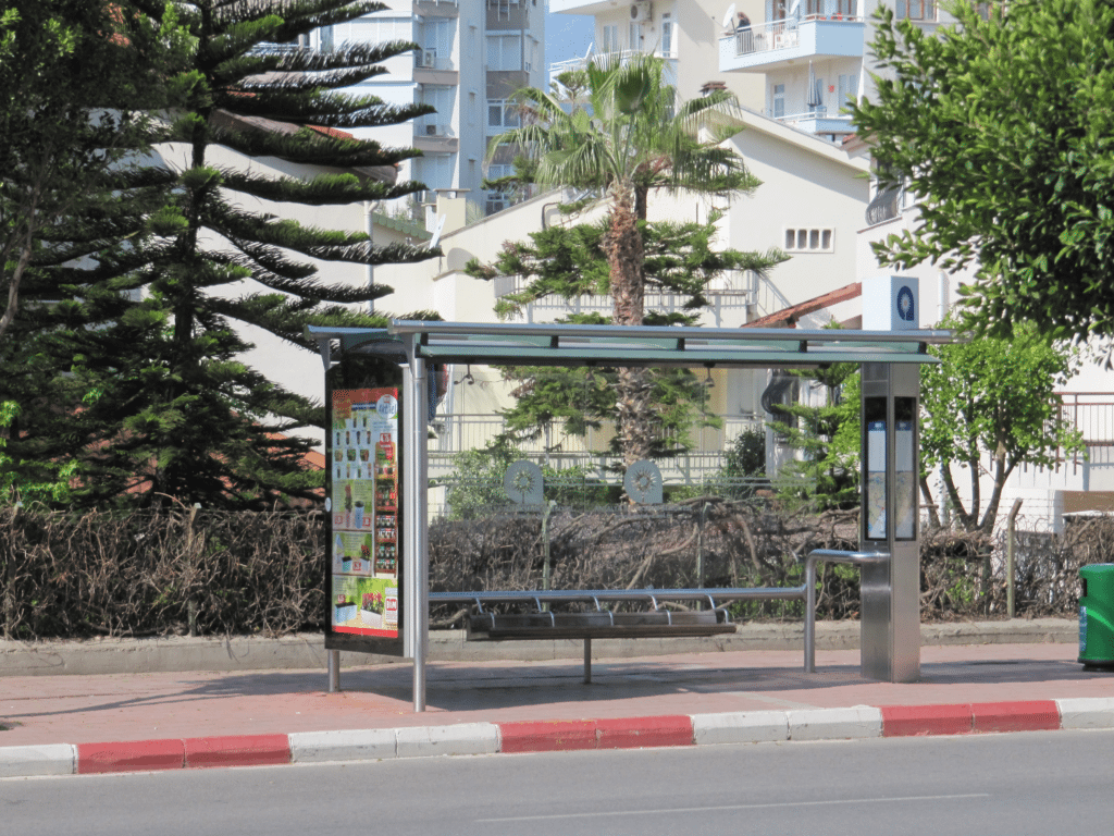 Такая славная остановка транспорта на бульваре Гази Мустафа Кемаль
