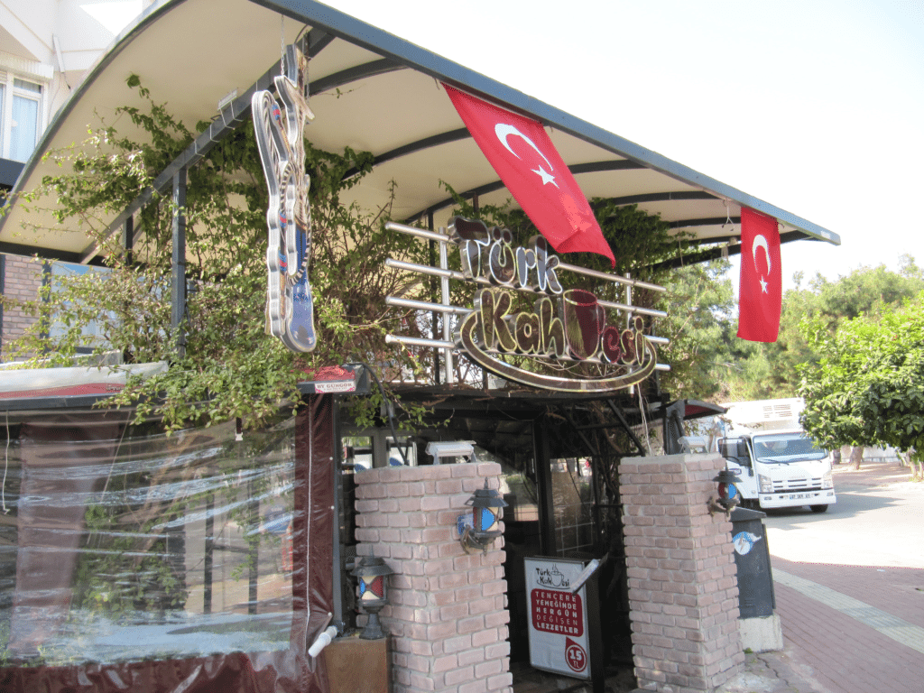 Турецкое кафе на бульваре Гази Мустафа Кемаль 
